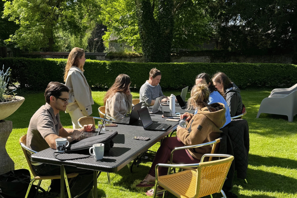 Sensational Team an einem Tisch im Garten
