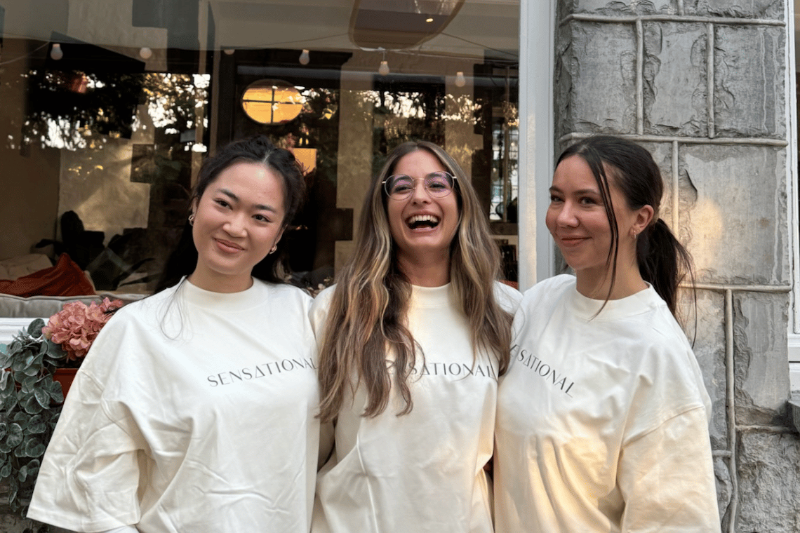 Nhi, Gizem und Evelyn lachen in die Kamera