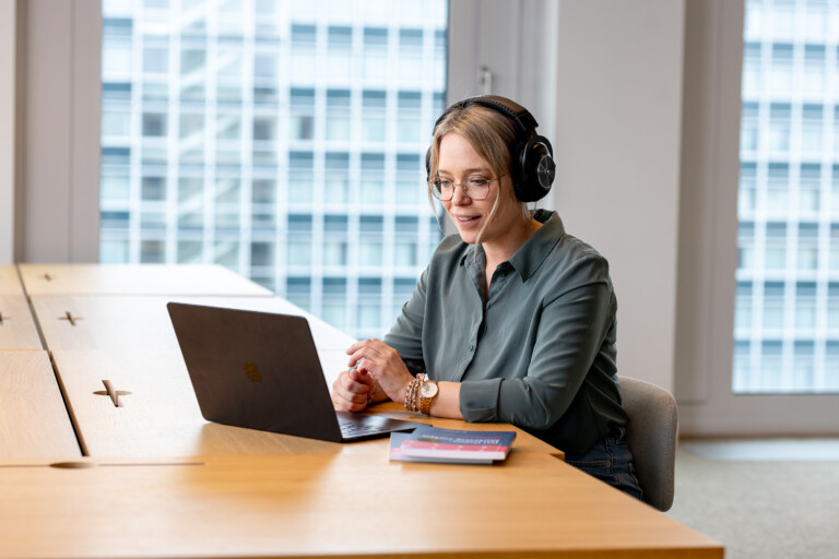 Frau hält einen Vortrag vor einem Laptop