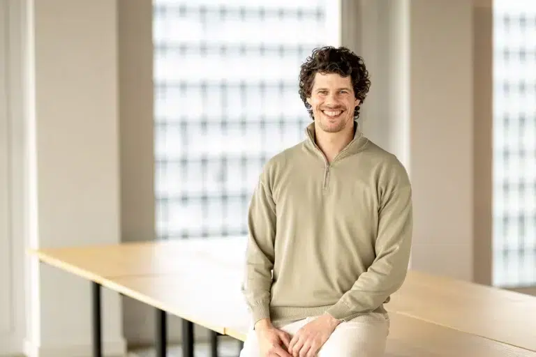 Geschäftsführer Bastian Sens lacht in die Kamera