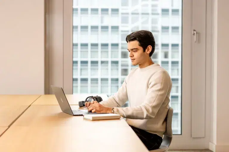 Konzentrierter Mann am Laptop